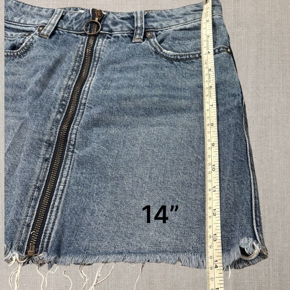 Free People We The Free Zip It Up Denim Mini Skirt Frayed Edge Size 24 Front Zip - Picture 4 of 6